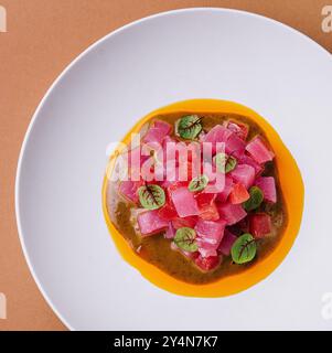 Thunfisch-Tatar mit Mikrobeete-Blättern Stockfoto