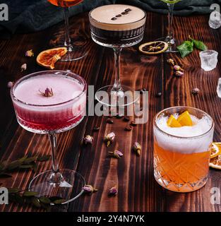 Verschiedene farbenfrohe exotische alkoholische Cocktails auf Holz Stockfoto