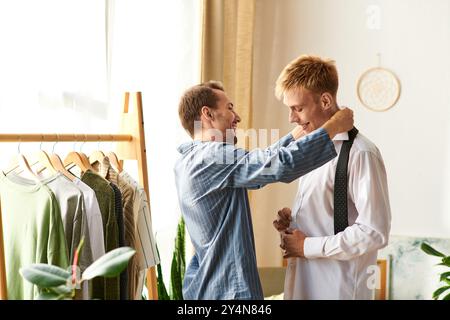 Ein liebevolles schwules Paar teilt fröhliche Momente zusammen und sonnt sich im Morgenlicht. Stockfoto