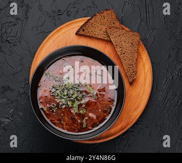 Traditionelle ukrainische rote Suppe Borsch mit Brotscheiben Stockfoto