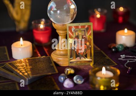 Tarot-Karten-Set mit Kerzen und einer Kristallkugel für esoterische und Wahrsagungsthemen Stockfoto