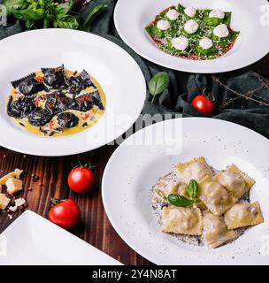 Verschiedene Ravioli und Lasagne auf Holz gekocht Stockfoto