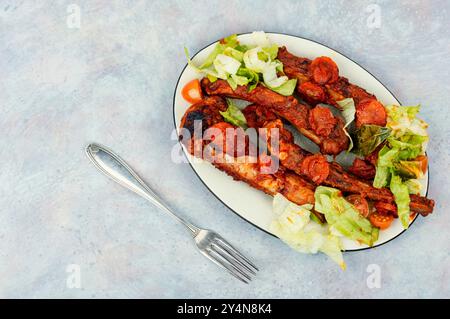 Gedünstete Schweinerippchen in Tomatensauce. BBQ. Kopierbereich. Stockfoto