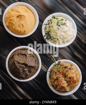 Auswahl an orientalischen Speisen, Blick auf Mezze von oben Stockfoto