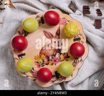 Ostereier mit Brötchen von oben Stockfoto