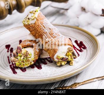 Traditionelles italienisches Dessert Cannoli siciliani auf Teller Stockfoto