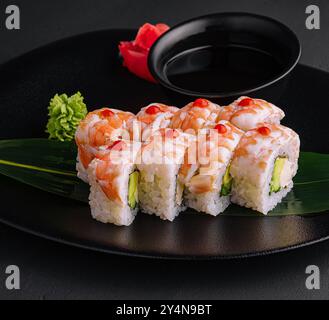 Sushi-Rolle mit Garnelenfleisch auf schwarzem Keramikplatte bedeckt Stockfoto