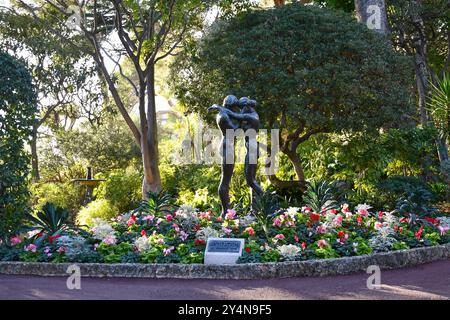 Die Skulptur „Einladung“ von Kees Verkade in den St. Martin Gärten (1816), mit mediterranen und exotischen Pflanzen, Monaco Ville, Fürstentum Monaco Stockfoto