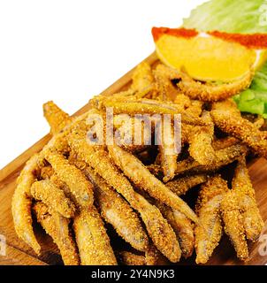 Knusprig panierter europäischer Fisch auf Holz Stockfoto