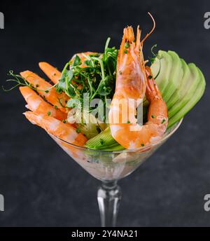 Garnelen- und Avocadostücke in einem Martini-Glas Stockfoto