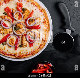 Frische Hühnerpizza vom Grill mit Gemüse Stockfoto