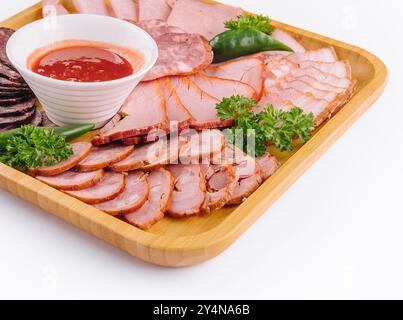 Verschiedene Wurst-Feinkost auf Holztablett Stockfoto