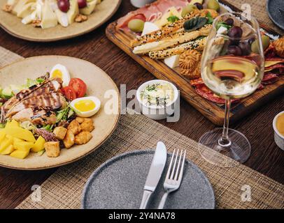 Italienische Vorspeise - verschiedene Arten von Schinken, Käse und grissini Stockfoto