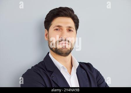 Seriöser, reifer bärtiger Geschäftsleiter Porträt, selbstbewusster Geschäftsmann mittleren Alters, gutaussehend Stockfoto