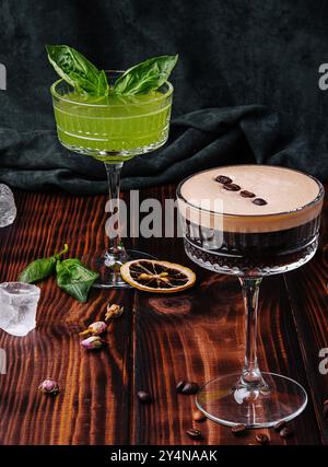 Verschiedene farbenfrohe exotische alkoholische Cocktails auf Holz Stockfoto