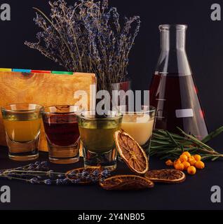 Bunte, transparente Cocktails, eine Reihe von Shots in einer Reihe Stockfoto