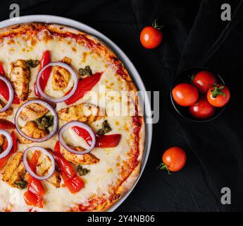 Frische Hühnerpizza vom Grill mit Gemüse Stockfoto