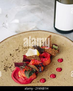 Gesalzener Lachs mit Rote-Bete-Sauce und Wein Stockfoto