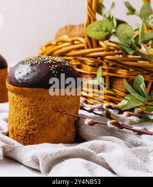 Ukrainischer osterkuchen mit Schokolade und Vanille auf einem Handtuch Stockfoto