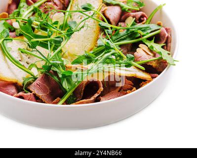 Warmer Kalbssalat und Rucola mit Mandeln Stockfoto