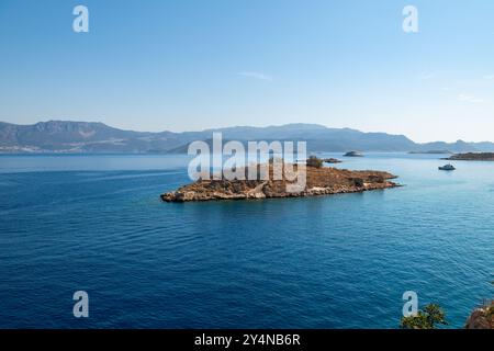 Klares, türkisblaues Meer und kleine Inseln in der Ägäis. Die griechische Insel Kastellorizo. Stockfoto