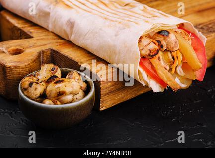 Rustikale Shawarma mit Pommes frites, Pilzen, Huhn in Pitabrot Stockfoto