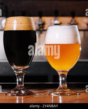 Craft-Bier in Gläsern auf dem Tisch im Pub-Innenraum Stockfoto