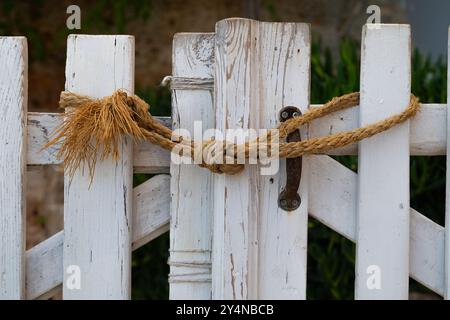 Das Seil ist am Gartentor befestigt. Stockfoto