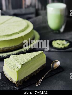 Matcha-Käsekuchen mit Matcha-Kaffee Stockfoto