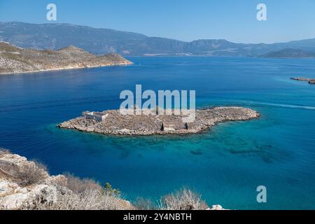 Klares, türkisblaues Meer und kleine Inseln in der Ägäis. Die griechische Insel Kastellorizo. Stockfoto