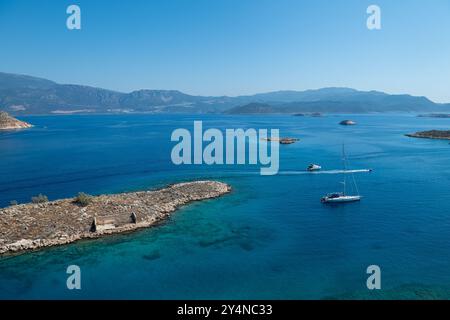 Klares, türkisblaues Meer und kleine Inseln in der Ägäis. Die griechische Insel Kastellorizo. Stockfoto