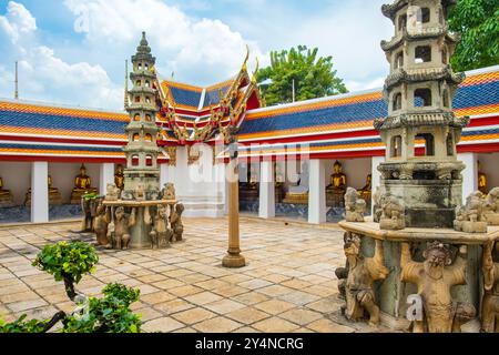 Eintritt zum Wat Pho Tempelkomplex mit traditionellen Statuen, goldenen Buddha-Figuren, Pagoden und lebendiger Dacharchitektur im Innenhof, Bangkok Stadt Stockfoto