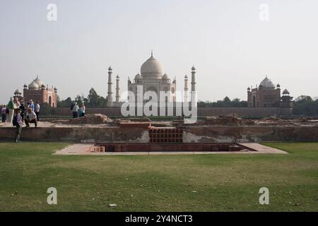 Agra, Uttar Pradesh / Indien - 27. Februar 2012 : die Fernsicht des Taj Mahal vom Mehtab bagh (Mondlichtgarten) in Agra. Stockfoto