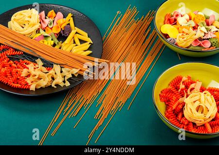 Verschiedene Arten von ungekochten Nudeln, Nudeln und Spaghetti. Stockfoto