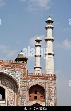 Agra, Uttar Pradesh / Indien - 8. Februar 2012 : Ein Blick auf das südliche Eingangstor des Akbar-Grabes oder die Sikarndra-Festung. Stockfoto