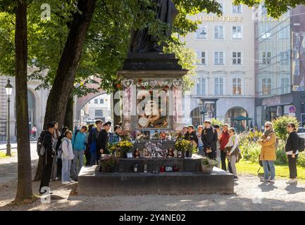 Schulklasse Personen Menschen am Memorial Orlando-di-Lasso-Statue und zugleich Michael-Jackson-Gedenkstätte am Promenadeplatz gegenüber Hotel Bayerischer Hof in München / Datum: 19.09.2024 / *** Schulklasse Menschen an der Memorial Orlando di Lasso Statue und gleichzeitig Michael Jackson Gedenkstätte am Promenadeplatz gegenüber Hotel Bayerischer Hof in München Datum 19 09 2024 Stockfoto