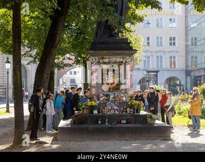 Schulklasse Personen Menschen am Memorial Orlando-di-Lasso-Statue und zugleich Michael-Jackson-Gedenkstätte am Promenadeplatz gegenüber Hotel Bayerischer Hof in München / Datum: 19.09.2024 / *** Schulklasse Menschen an der Memorial Orlando di Lasso Statue und gleichzeitig Michael Jackson Gedenkstätte am Promenadeplatz gegenüber Hotel Bayerischer Hof in München Datum 19 09 2024 Stockfoto