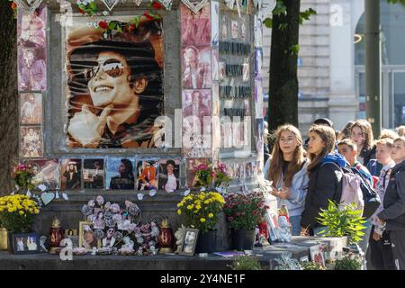 Schulklasse Personen Menschen am Memorial Orlando-di-Lasso-Statue und zugleich Michael-Jackson-Gedenkstätte am Promenadeplatz gegenüber Hotel Bayerischer Hof in München / Datum: 19.09.2024 / *** Schulklasse Menschen an der Memorial Orlando di Lasso Statue und gleichzeitig Michael Jackson Gedenkstätte am Promenadeplatz gegenüber Hotel Bayerischer Hof in München Datum 19 09 2024 Stockfoto