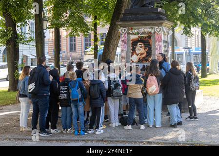 Schulklasse Personen Menschen am Memorial Orlando-di-Lasso-Statue und zugleich Michael-Jackson-Gedenkstätte am Promenadeplatz gegenüber Hotel Bayerischer Hof in München / Datum: 19.09.2024 / *** Schulklasse Menschen an der Memorial Orlando di Lasso Statue und gleichzeitig Michael Jackson Gedenkstätte am Promenadeplatz gegenüber Hotel Bayerischer Hof in München Datum 19 09 2024 Stockfoto