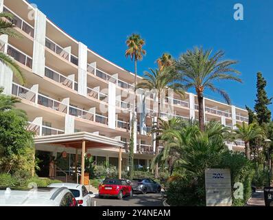 Palmanova, Spanien; 10. august 2024: Hotel Zel im mallorquinischen Ferienort Palmanova an einem sonnigen Sommertag Stockfoto