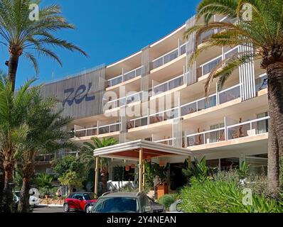 Palmanova, Spanien; 10. august 2024: Hotel Zel im mallorquinischen Ferienort Palmanova an einem sonnigen Sommertag Stockfoto