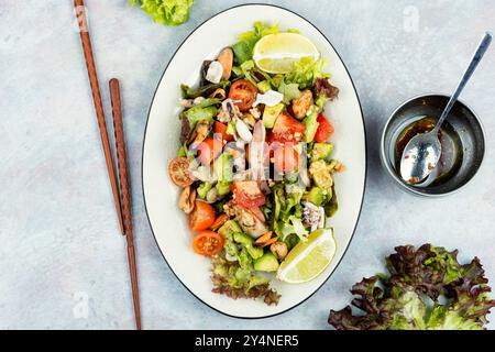 Salat mit Calamari, Garnelen, Venusmuscheln und frischem Gemüse. Stockfoto