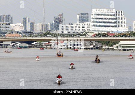 Bangkok, Thailand. September 2024. Thailändische Ruderer rudern königliche Lastkähne, die während der Übungsprozession in Bangkok gesehen wurden. Die Zeremonie des Königlichen Lastwagens findet am 27. Oktober auf dem Chao Phraya statt, um dem buddhistischen Mönch die Königliche Kathedrale, Gewänder, oder die Königlich-Kathin-buddhistische Ritus-Zeremonie zu überreichen. Quelle: SOPA Images Limited/Alamy Live News Stockfoto