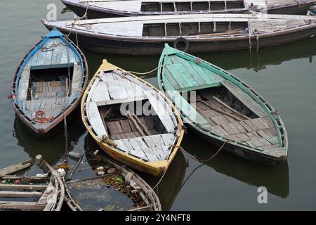 Varanasi, Uttar Pradesh / Indien - 7. Mai 2015 : Boote parkten am Ufer des Ganges. Stockfoto