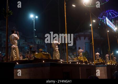 Varanasi, Uttar Pradesh / Indien - 7. Mai 2015: Priester in einer Reihe von Varanasi Ghat spielen den Abend Ganga Aarti. Stockfoto