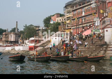 Varanasi, Uttar Pradesh / Indien - 9. Mai 2015 : Pilgeraktivitäten in der Nähe von Ghat am frühen Morgen am Ufer des Ganges in Varanasi. Stockfoto