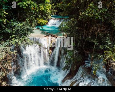 Malerischer Wasserfall mit natürlichem blauem Wasser im Zentrum von Sulawesi, Blick auf die Drohne Stockfoto