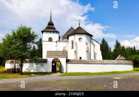 Alte traditionelle Holzhäuser des Dorfes Pribylina in der Region Liptow - Slowakei Stockfoto