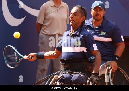 Ymanitu SILVA aus Brasilien (im Vordergrund abgebildet) und sein Doppelpartner Leandro PENA bei den Herren-Quadrollstuhl-Tennismeisterschaften bei den Paralympischen Spielen 2024 in Roland Garros, Paris Stockfoto