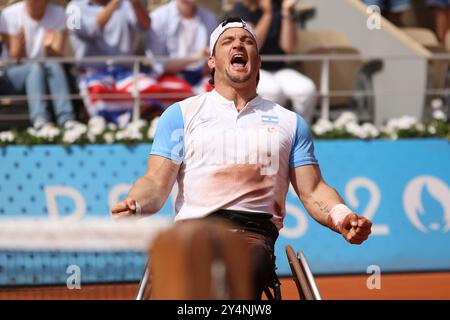 Gustavo Fernández aus Argentinien (im Bild) feiert den Sieg über Gordon Reid aus Großbritannien bei den Rollstuhl-Tennismeisterschaften der Herren bei den Paralympischen Spielen 2024 in Roland Garros, Paris Stockfoto